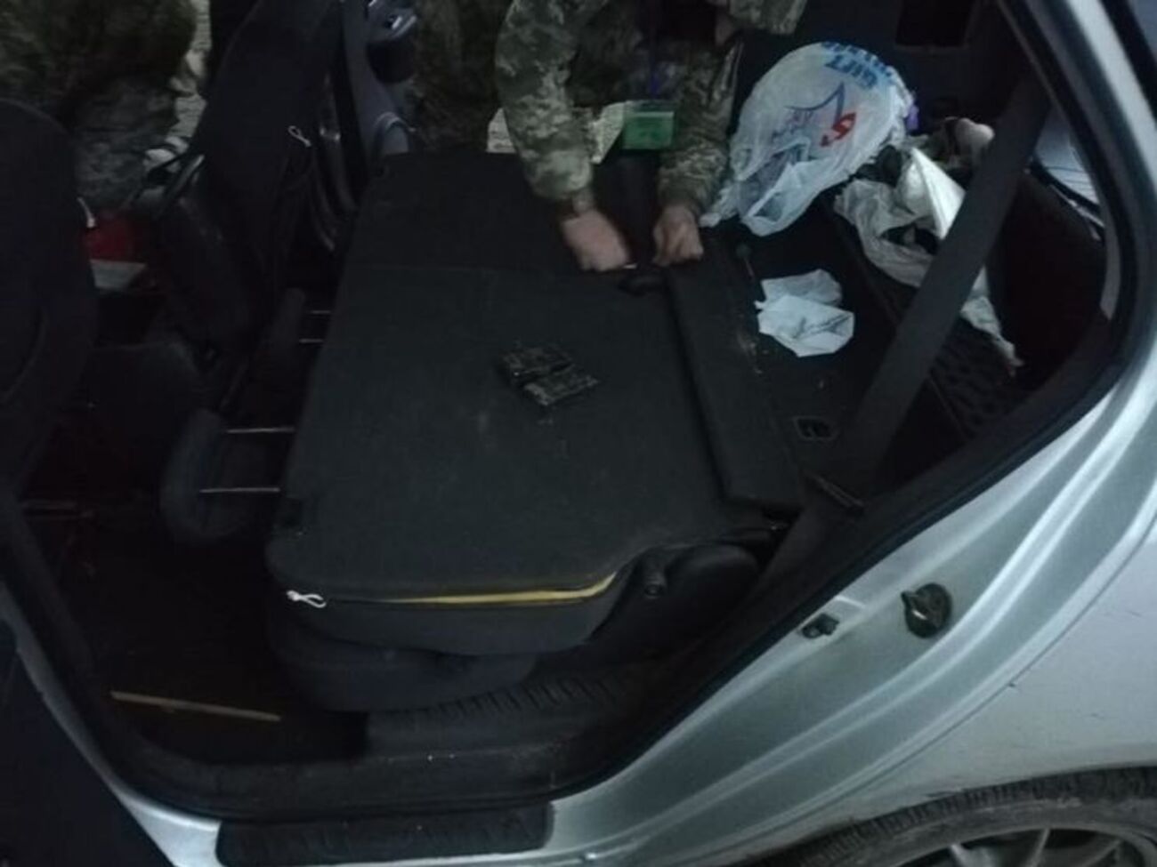 Прикордонники виявили сховані під заднім сидінням дві тротилові шашки вагою 400 г