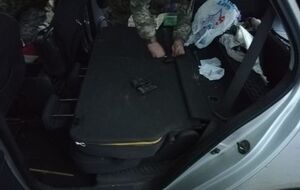 Пограничники обнаружили спрятанные под задним сиденьем две тротиловые шашки весом 400 г