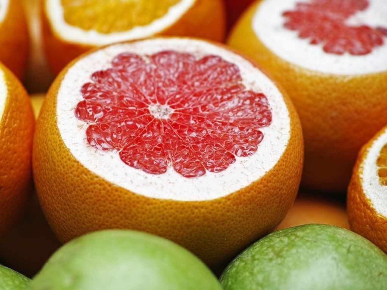 Белые прожилки грейпфрута так же полезны, как и его сок