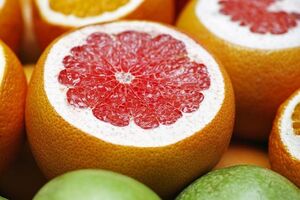 Белые прожилки грейпфрута так же полезны, как и его сок
