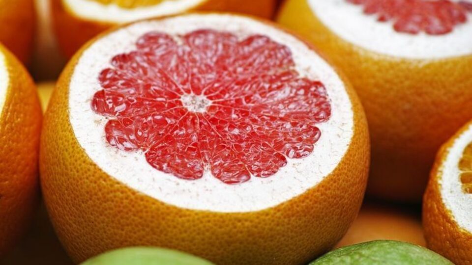 Белые прожилки грейпфрута так же полезны, как и его сок