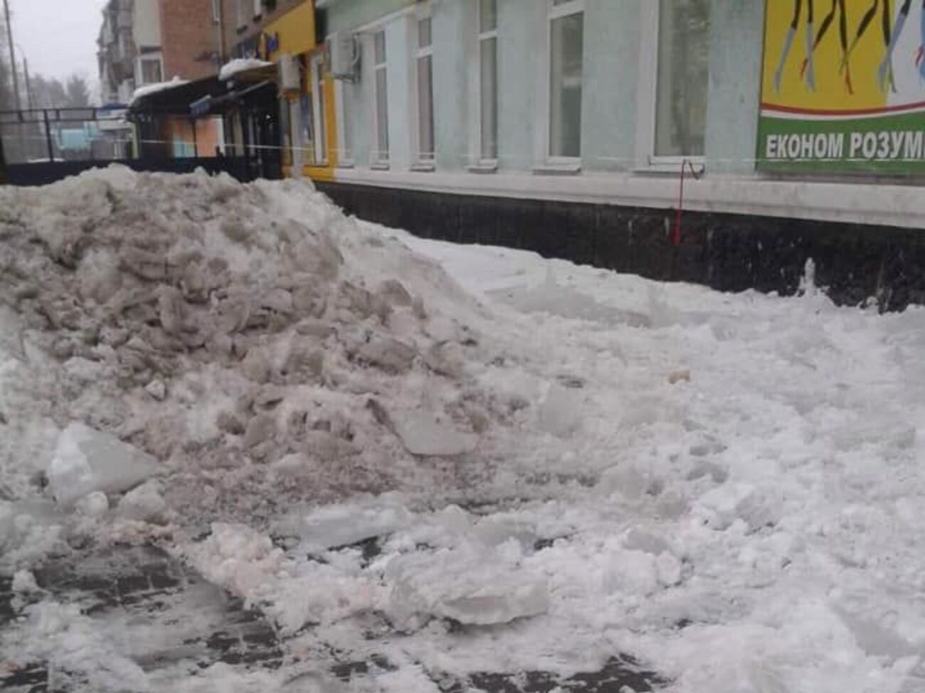 По факту падения льда с крыши дома в Конотопе правоохранители открыли уголовное производство