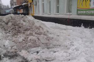 По факту падения льда с крыши дома в Конотопе правоохранители открыли уголовное производство