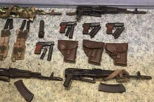 Правоохоронці виявили схованку зі зброєю, облаштовану в лісосмузі