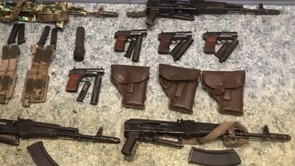 Правоохоронці виявили схованку зі зброєю, облаштовану в лісосмузі