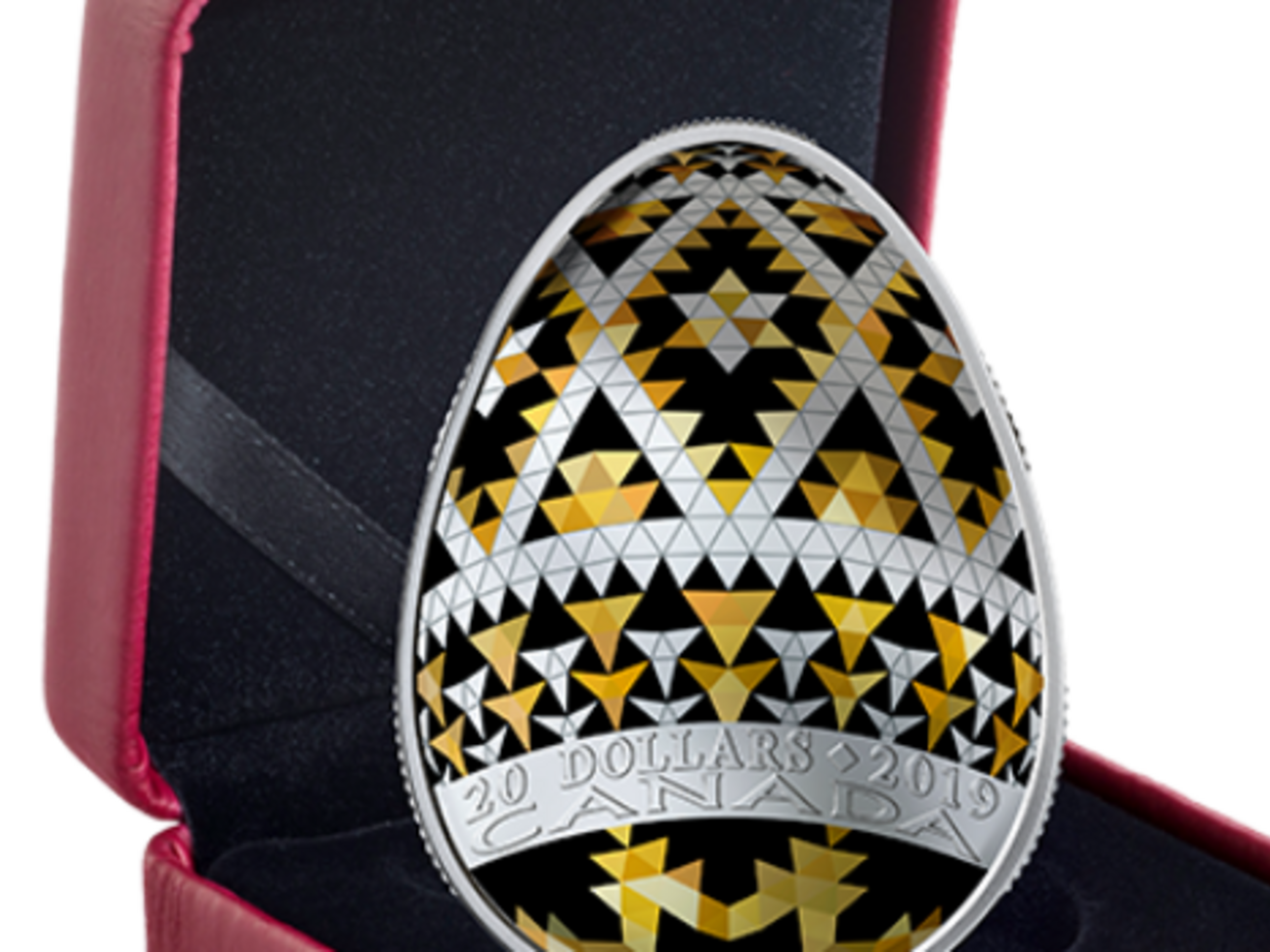 На реверсе монеты нанесены геометрические узоры