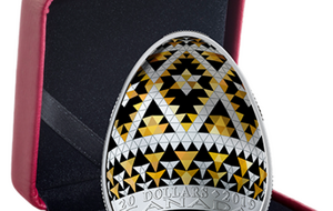 На реверсе монеты нанесены геометрические узоры