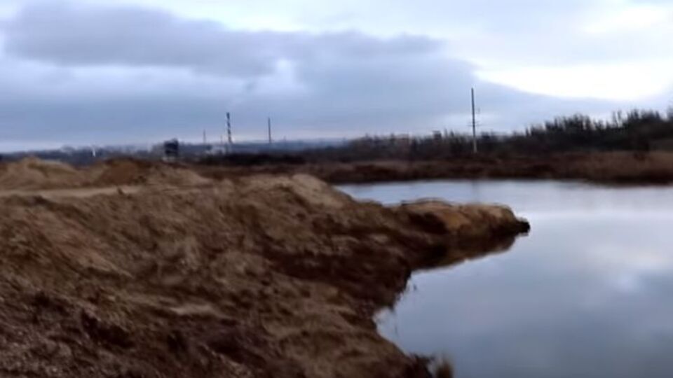 Несмотря на возмущение экологов и общественности, в урочище Плавни добывают все больше песка, сообщает "Керчь.ФМ"