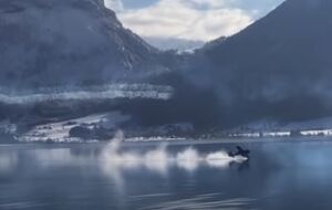 Самолет зацепил крылом воду