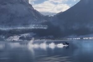 Самолет зацепил крылом воду