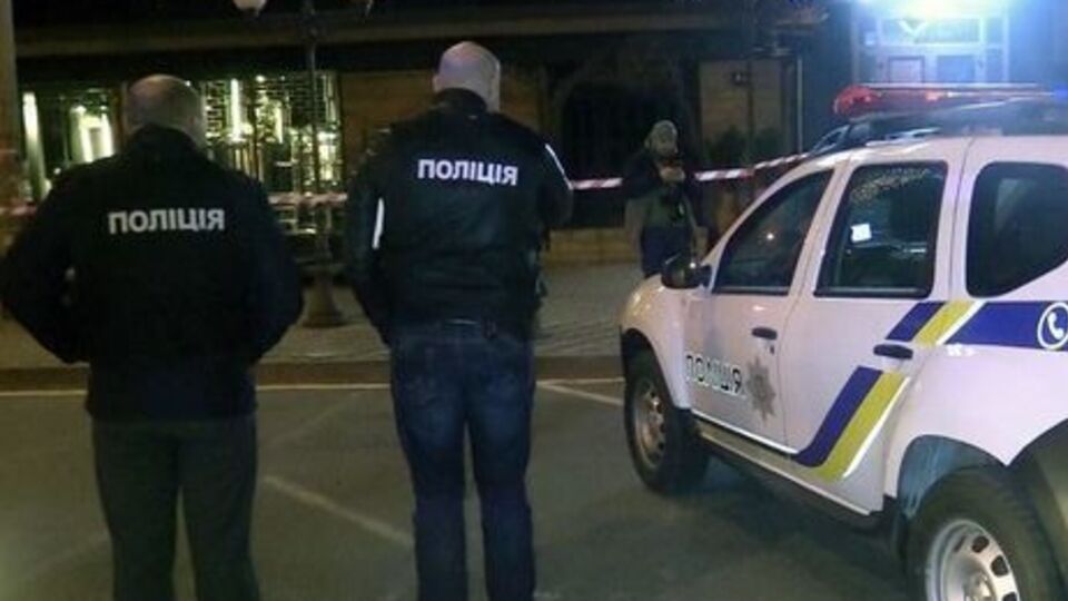 Унаслідок нападу поліцейський дістав черепно-мозкову травму