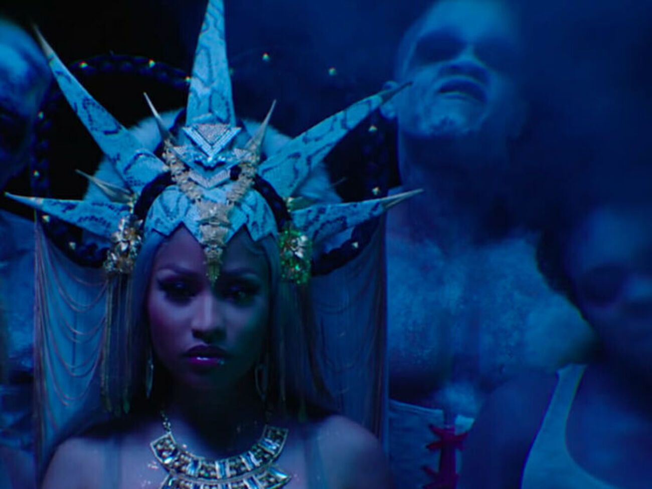 Мінаж з'явилася в оточенні зомбі