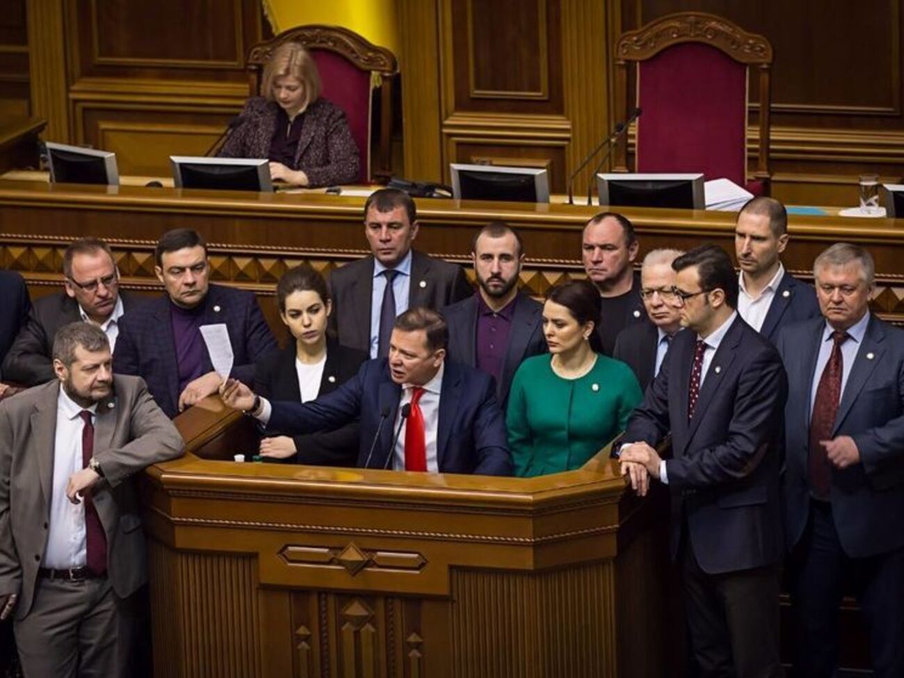 Засідання триває, незважаючи на блокування трибуни