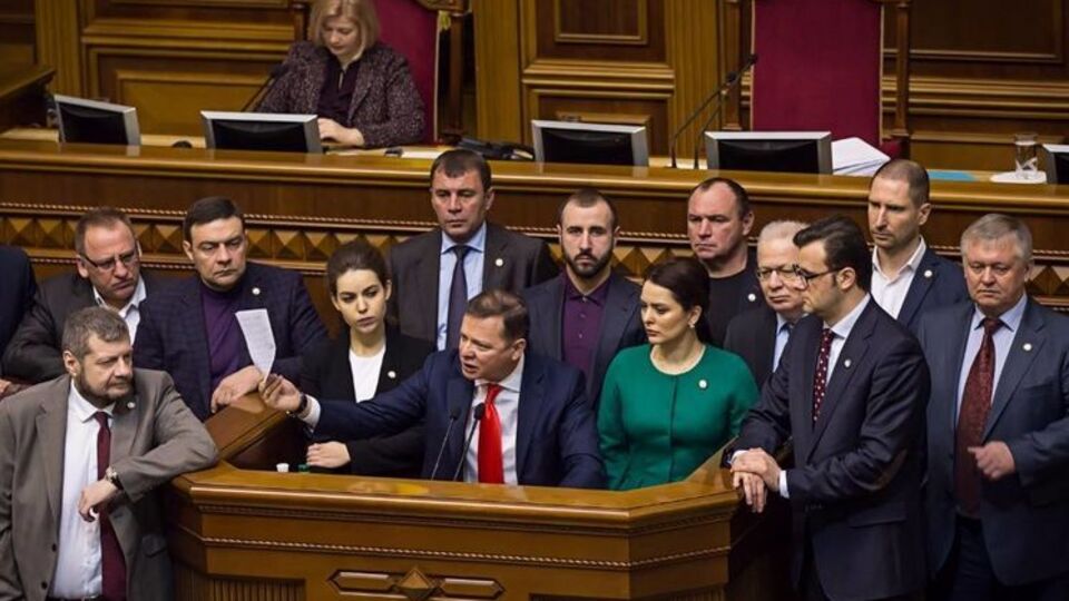 Заседание продолжается, несмотря на блокировку трибуны