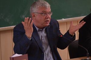 В Facebook умничают, что наш президент должен быть молодой, образованный, немножечко нищий сирота-полиглот. Но президента нам изберут бабушки