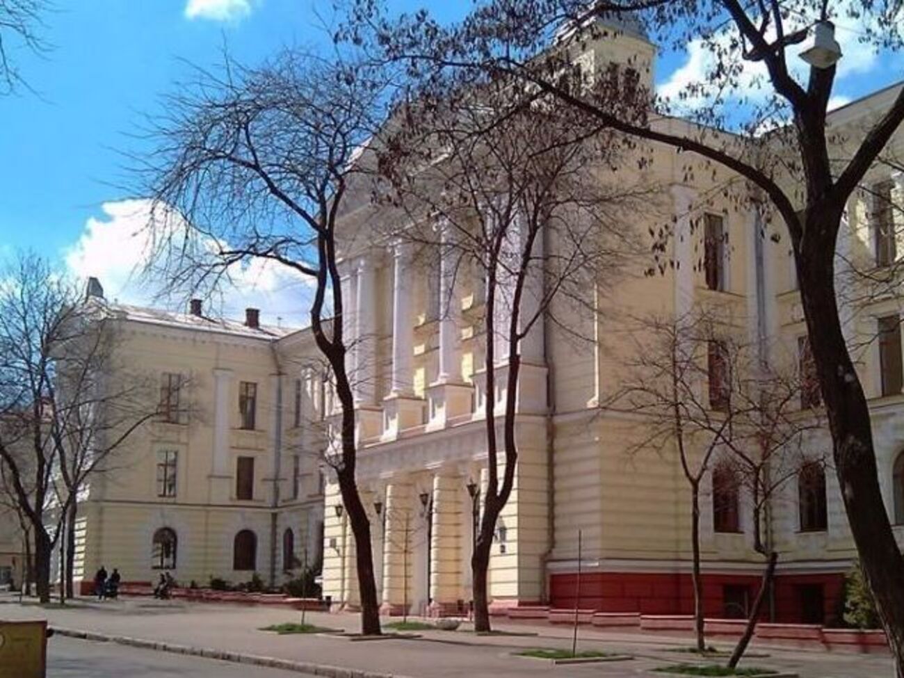 Студенты не получают стипендии, сотрудники лишены зарплаты, заявили в университете