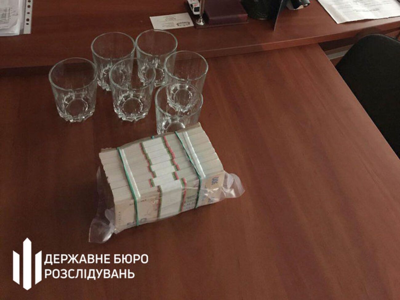 Поліцейського затримали в момент передання другої частини грошей