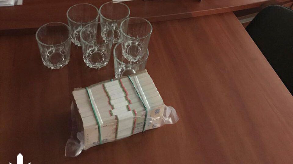 Поліцейського затримали в момент передання другої частини грошей