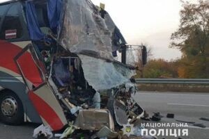 В полиции заявили, что водитель автобуса не справился с управлением, что и стало причиной аварии