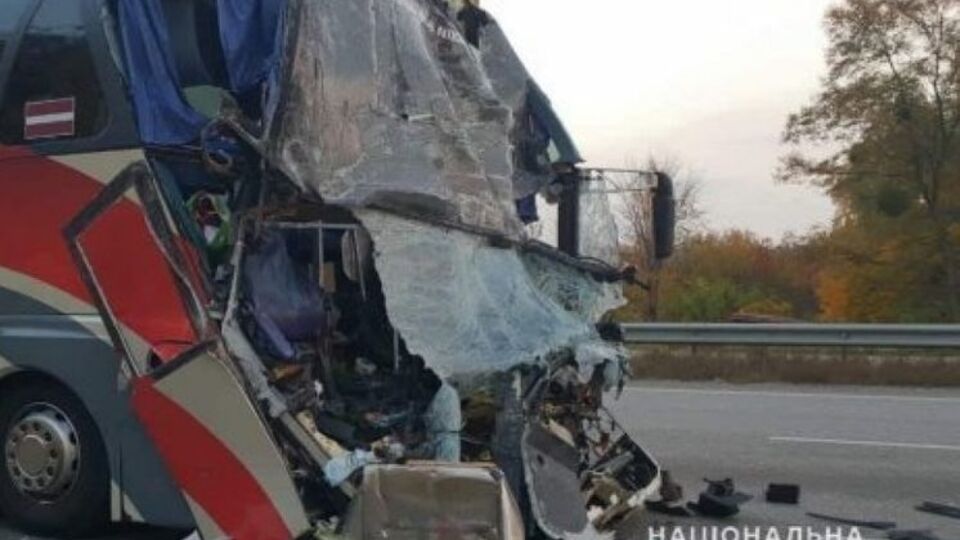 В полиции заявили, что водитель автобуса не справился с управлением, что и стало причиной аварии