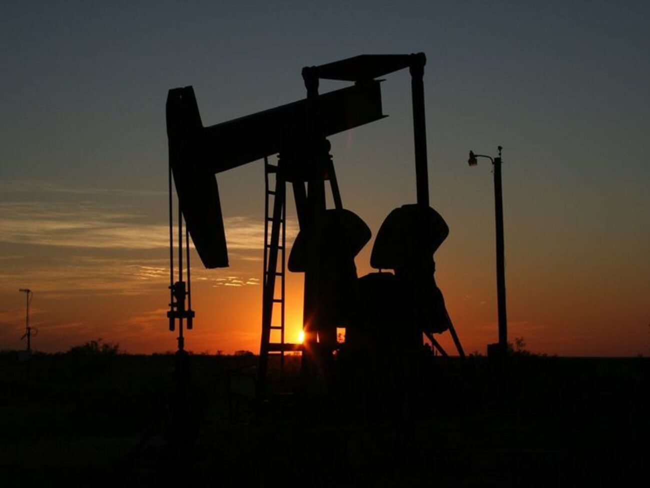 Продаж сирої нафти є єдиним джерелом доходів для офіційної влади Венесуели