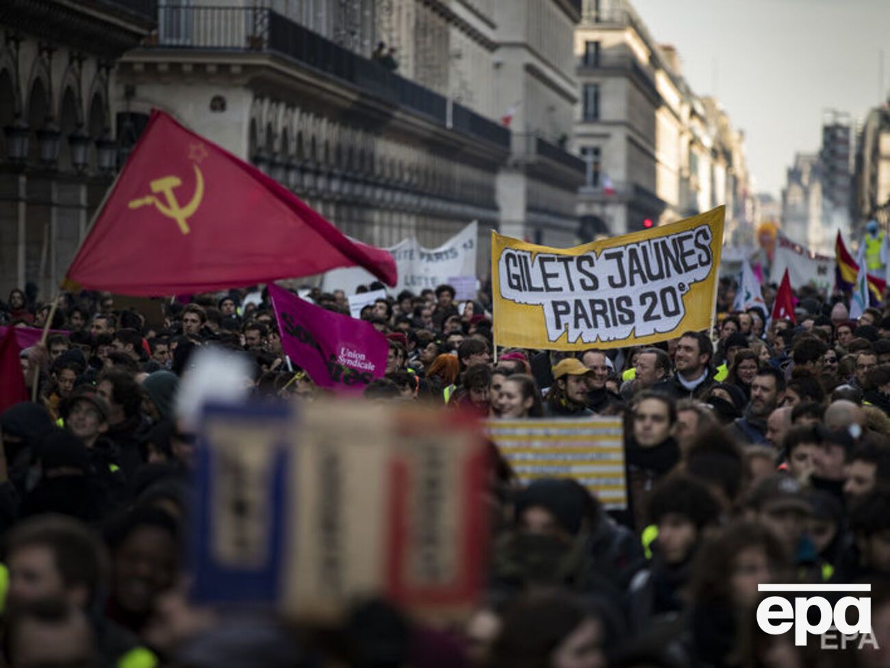 "Желтые жилеты" присоединились к акции протеста профсоюзов в Париже. Фоторепортаж