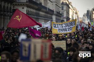 "Желтые жилеты" присоединились к акции протеста профсоюзов в Париже. Фоторепортаж