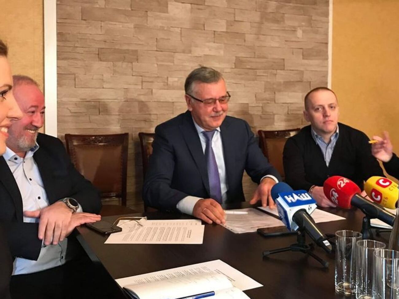 Гриценко (на фото в центрі) заявив активістам, що його програма збігається з їхніми очікуваннями