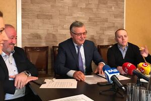 Гриценко (на фото в центрі) заявив активістам, що його програма збігається з їхніми очікуваннями