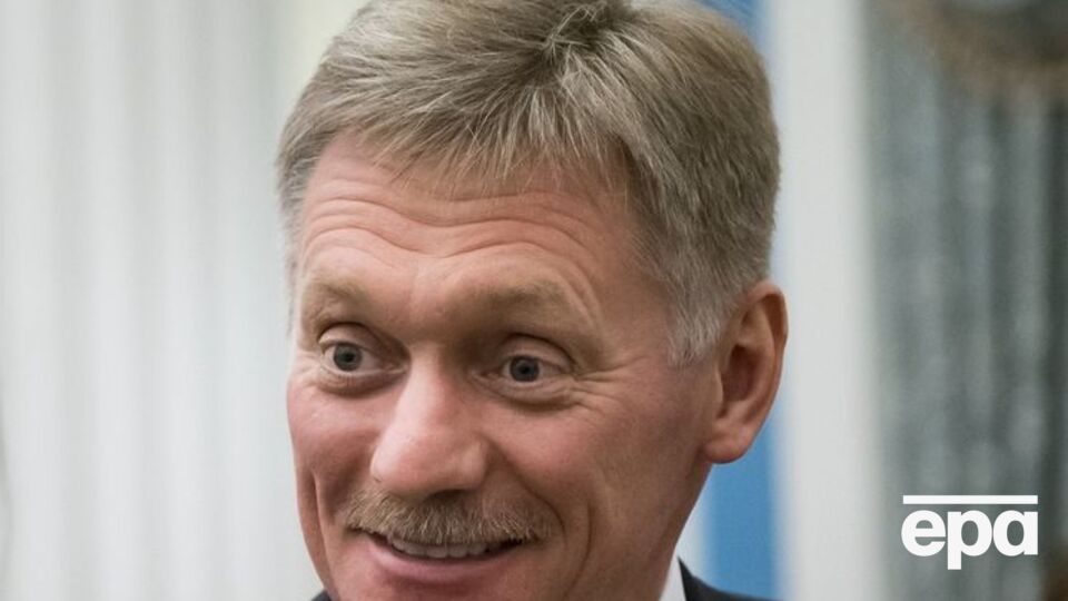 Песков сказал, что ему нужно уточнить, в каком статусе Янукович находится в России