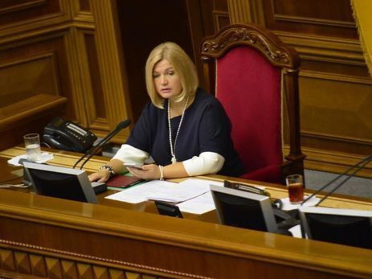 Янукович не в переговори має гратися, а відповідати за зраду. Ключі від камер з українськими політв'язнями у Путіна, а не в цього лоха