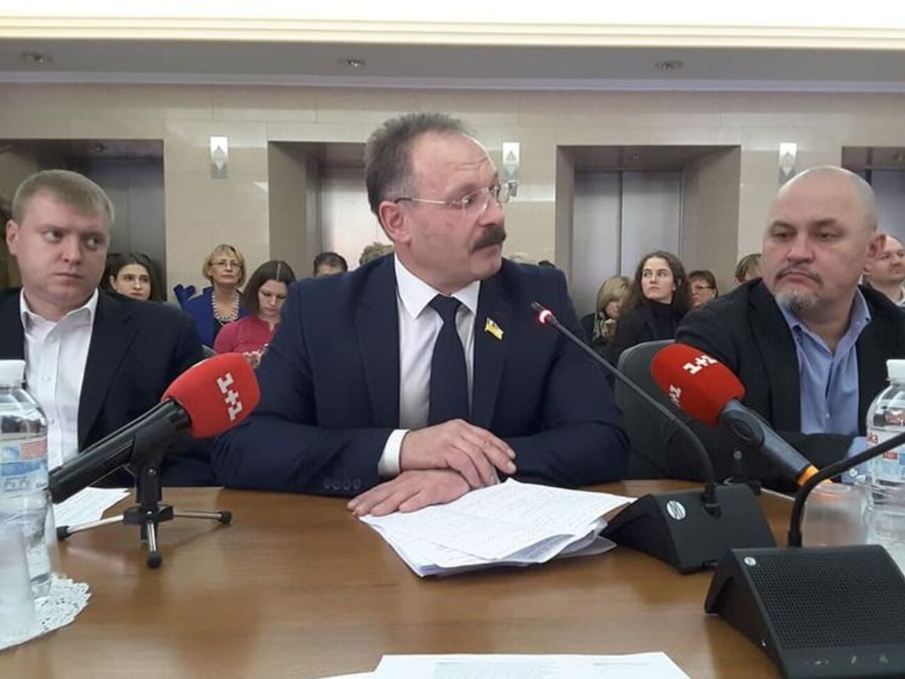 Барна (на фото в центре) обвинил "1+1" в попытках его дискредитировать