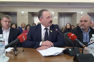 Барна (на фото в центре) обвинил "1+1" в попытках его дискредитировать