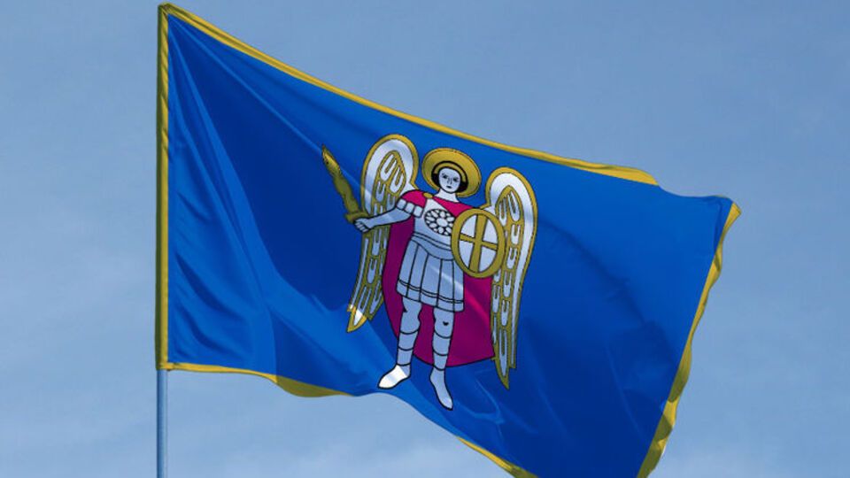На нинішньому гербі зображено архангела Михаїла з вогненним мечем і щитом