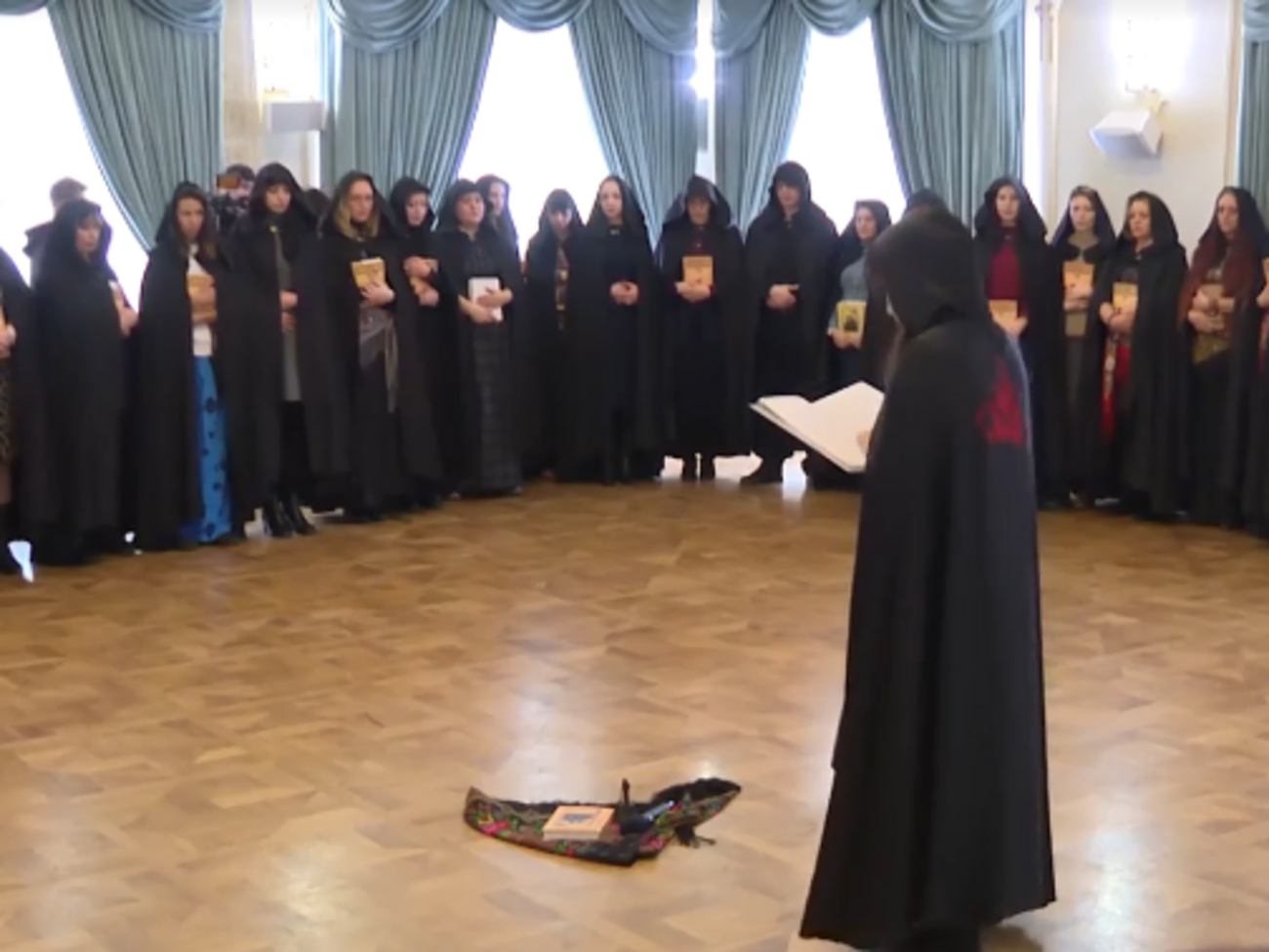 В России "ведьмы" провели обряд в поддержку Путина