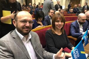 Еднак (слева) и Веселова (справа) призвали Гнапа отозвать свою кандидатуру