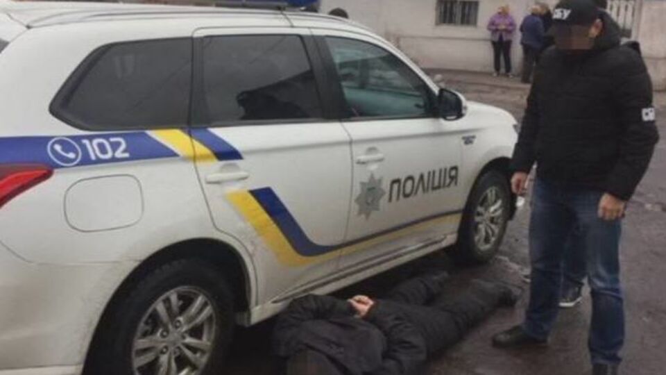 Подозреваемого задержали на одной из улиц города во время получения ежемесячной выплаты от бизнесмена