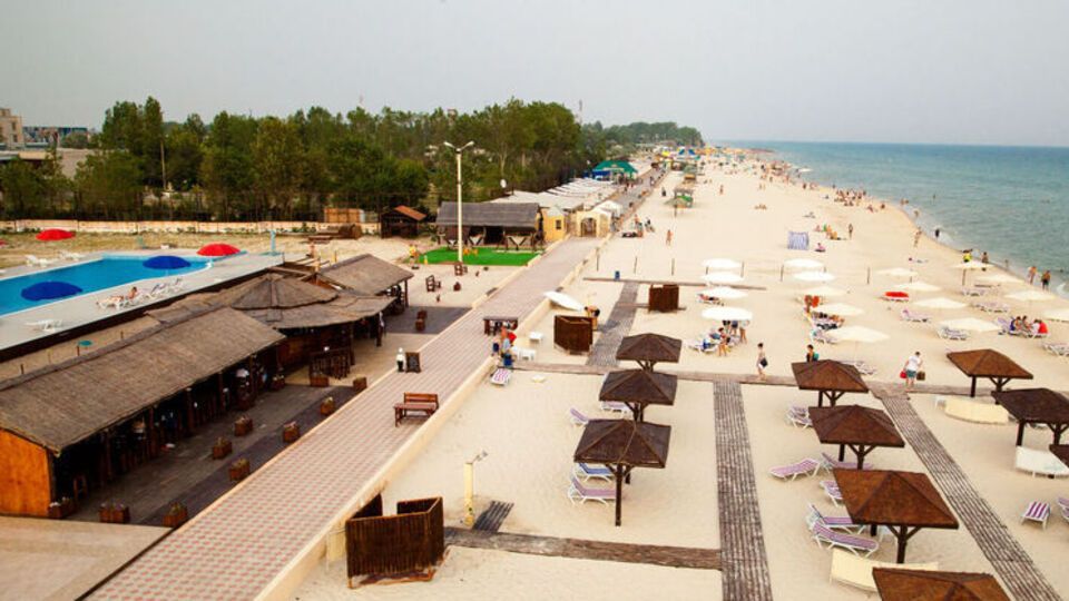 Базу відпочинку Oasis Beach у Лазурному передали в оренду за 500 грн