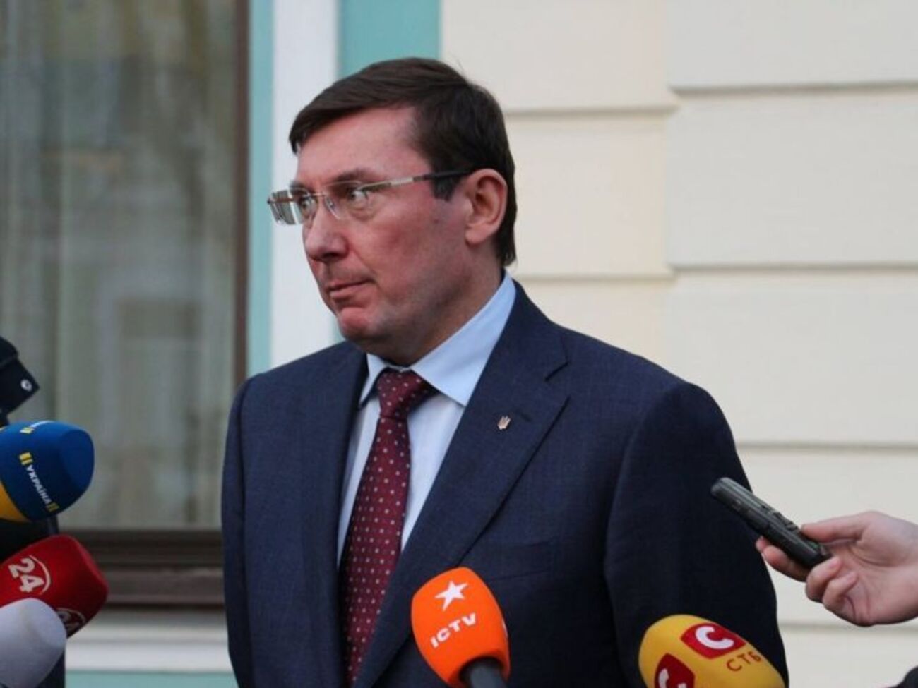 Луценко публично извинился перед родными погибших во время Революции достоинства активистов