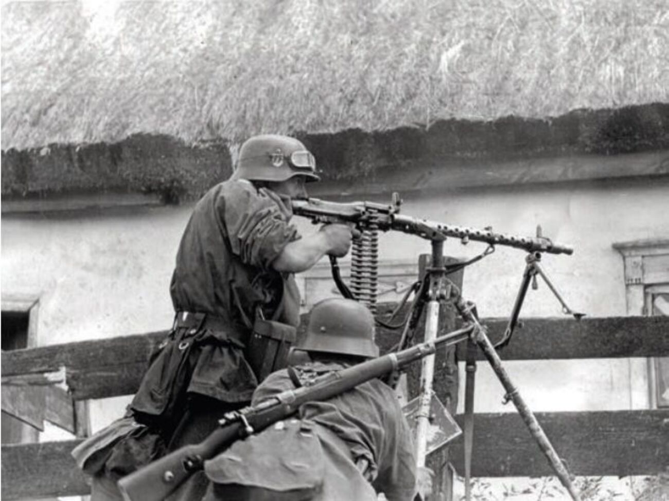 Солдати дивізії СС "Вікінг" в українському селі, 1941 рік