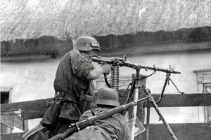 Солдаты дивизии СС "Викинг" в украинском селе, 1941 год