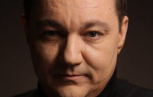 На Донбассе наши ребята держат фронт под лозунгом "ни пяди украинской земли врагу". Дико, когда российским банкам продают землю в Киеве