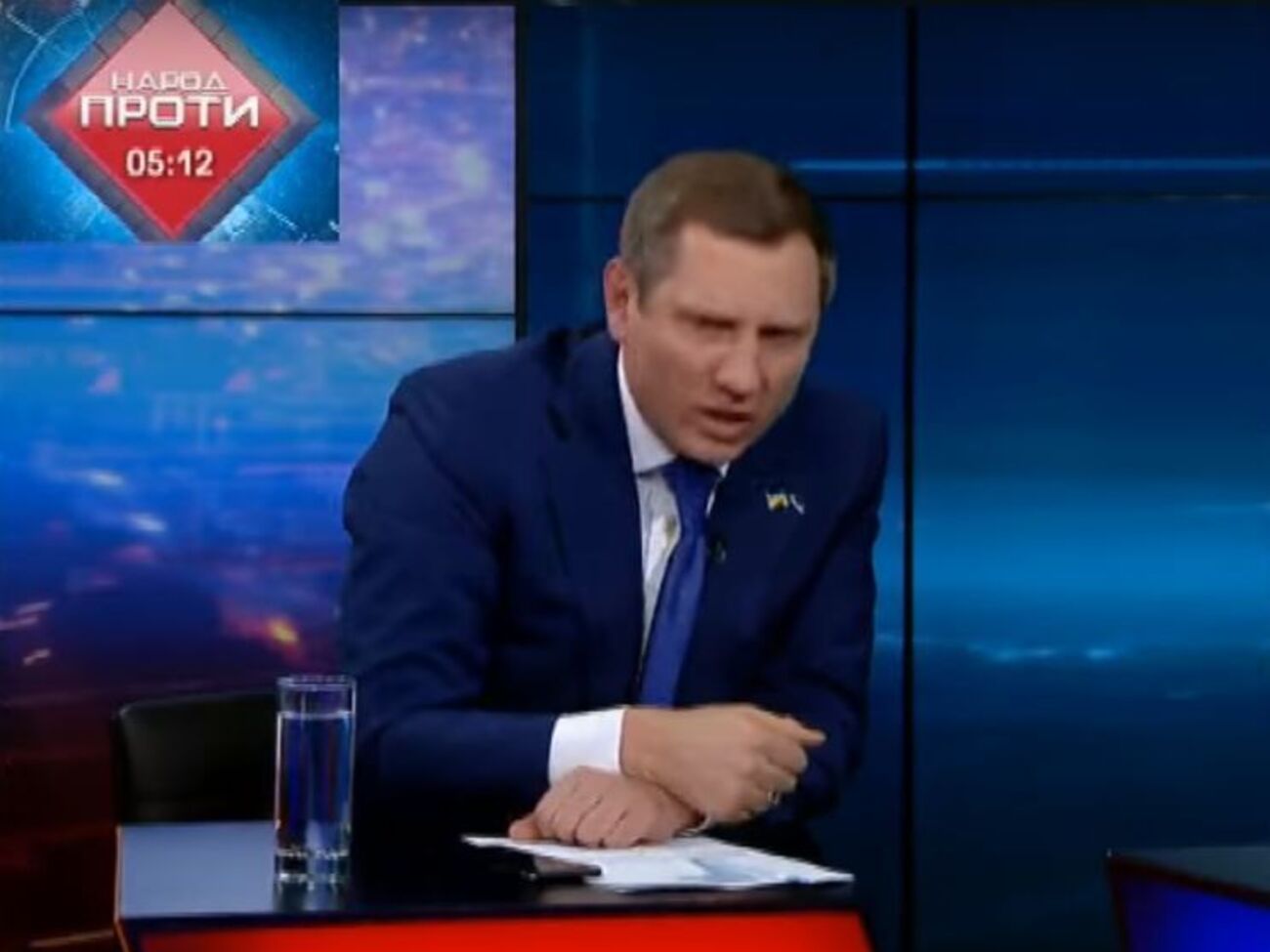 Шахов использовал стакан с водой, стоящий на его столике