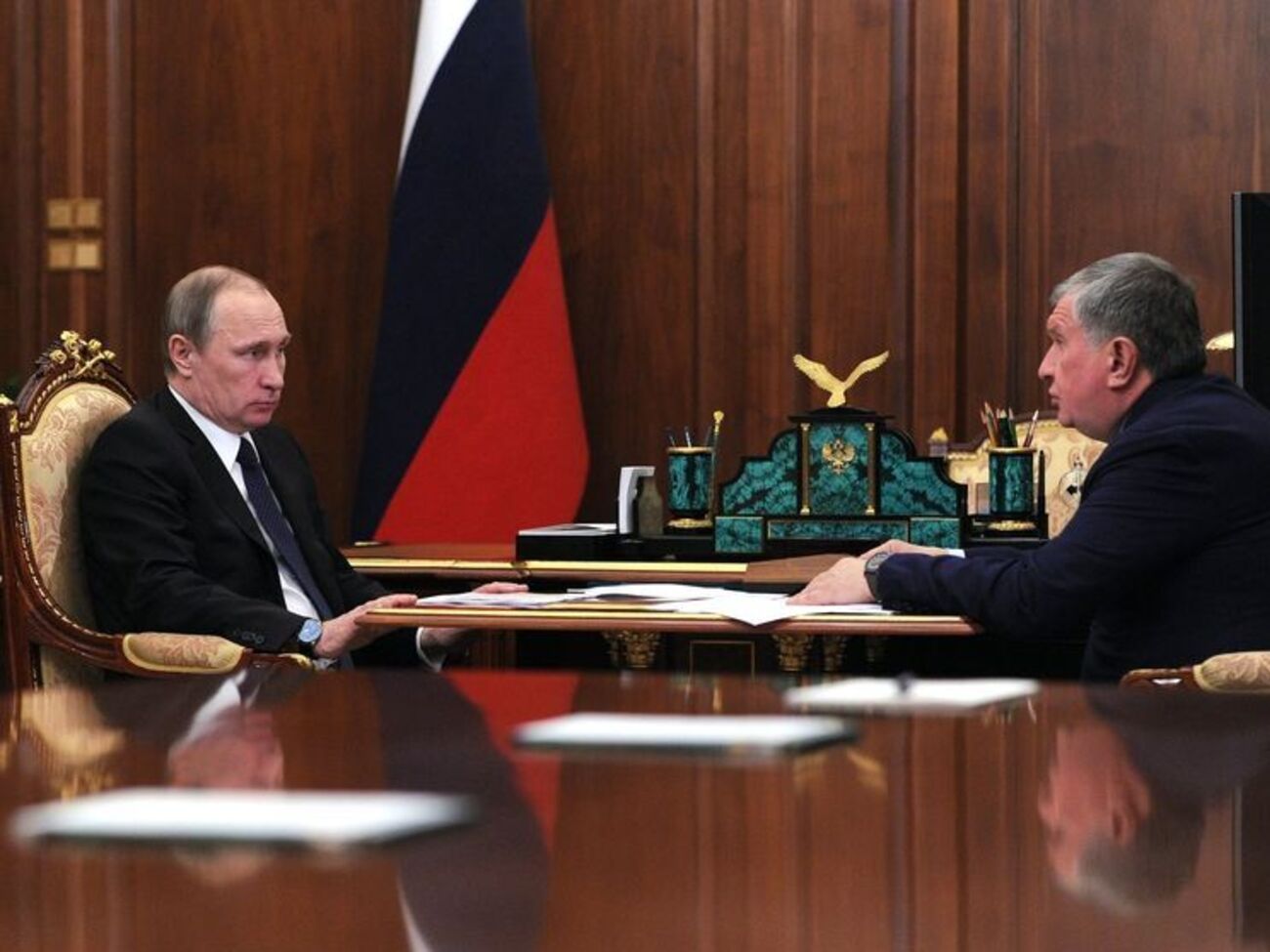 Джерела агентства стверджують, що Сєчин (на фото праворуч) написав Путіну листа у грудні