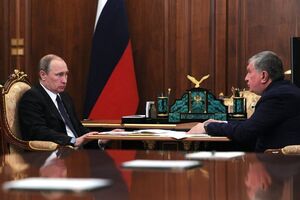 Джерела агентства стверджують, що Сєчин (на фото праворуч) написав Путіну листа у грудні