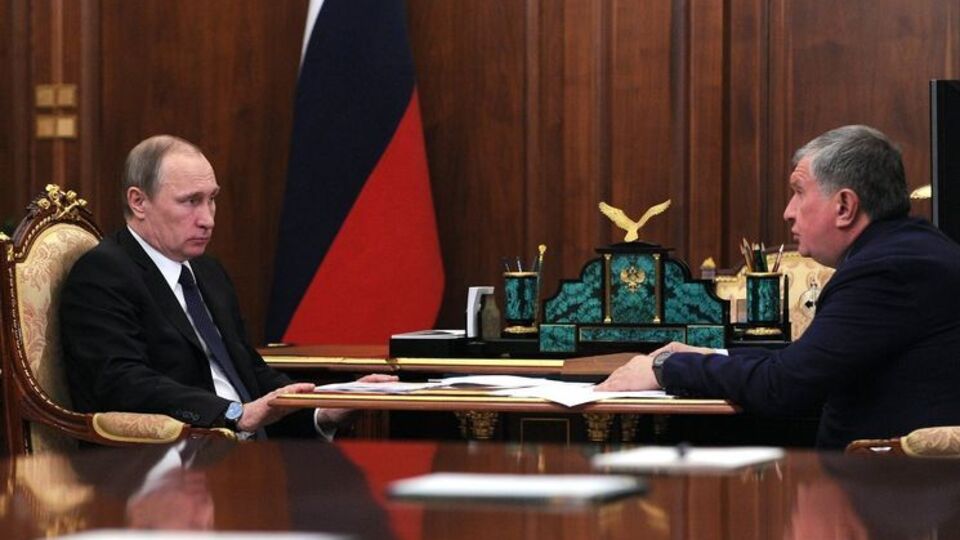 Джерела агентства стверджують, що Сєчин (на фото праворуч) написав Путіну листа у грудні