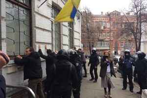 Полицейские задержали около 40 человек