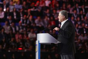 Порошенко: Не позволим, чтобы в офисе украинского президента сидел российский агент