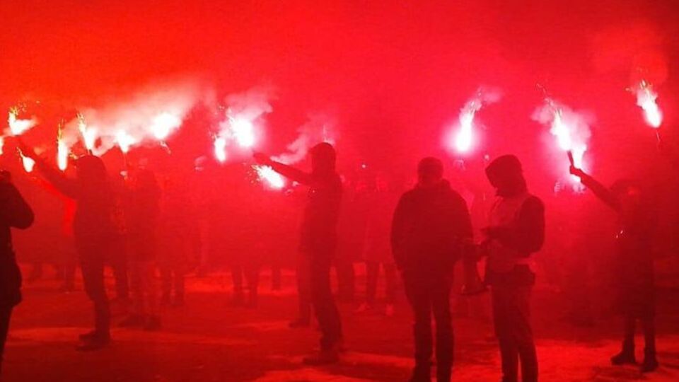 Активисты зажгли возле дома Авакова файеры