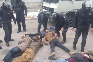 Во время потасовки полиции с активистами пострадала техника журналистов